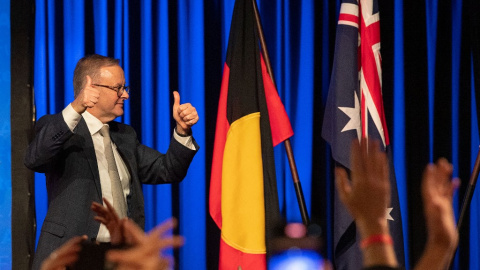 El líder de la oposición australiana, Anthony Albanese, hace un gesto mientras baja del escenario durante una recepción después de ganar las elecciones generales de 2022 en Sídney el 21 de mayo de 2022.