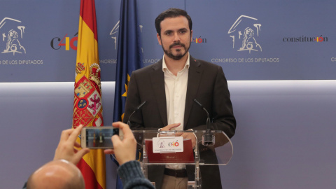 El líder de Izquierda Unida, Alberto Garzón, durante la rueda de prensa que ha ofrecido en el Congreso, en la que ha presentado una proposición de reforma del Código Penal para la protección de la libertad de expresión. EFE/ Zipi