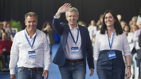 El nuevo presidente de la Xunta y del Partido Popular de Galicia Alfonso Rueda, la secretaria general Paula Prado (d), y el presidente del PP de Pontevedra, Rafael Domínguez (i), a su llegada al XVII Congreso autonómico del PPdeG que ha comenzado este s