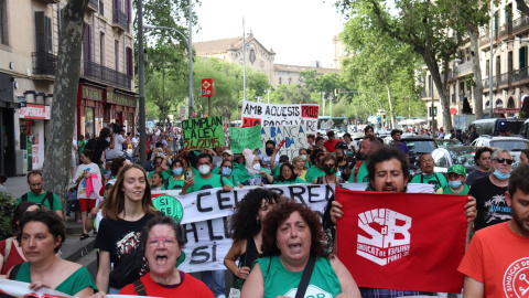 La capçalera de la manifestació convocada per una cinquantena d'enitats al centre de Barcelona contra l'encariment "insostenible" de la vida.