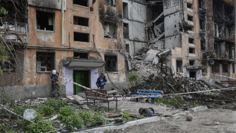 Un militar del Ministerio de Emergencias de Rusia inspecciona los escombros de una casa destruida en Mariupol, Ucrania, el 21 de mayo de 2022.