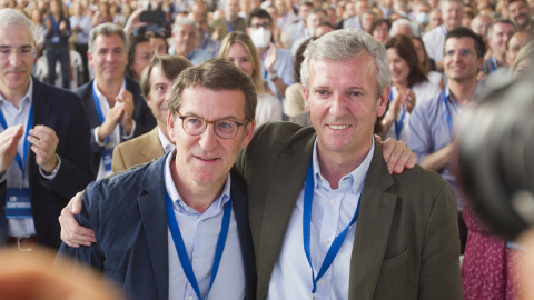 El presidente del Partido Popular, Alberto Núñez Feijóo (i), junto al nuevo líder del partido en Galicia, Alfonso Rueda (d), durante el 18 Congreso del PPdeG celebrado en Pontevedra.