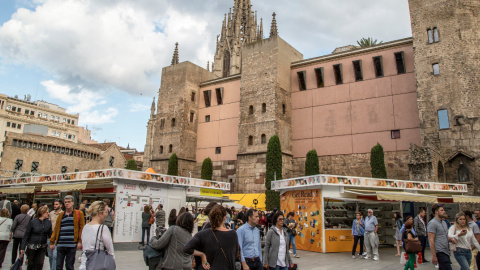 Imatges de l'edició del 2017 de la Setmana del Llibre en Català, a l'Avinguda de la Catedral de Barcelona. / Setmana del Llibre en Català.