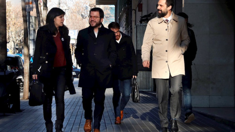 La portavoz y secretaria general adjunta de ERC, Marta Vilalta, el vicepresidente del la Generalitat, Pere Aragonés, y el presidente del Parlament, a su llegada a la sede de ERC donde se reúne la ejecutiva del partido. EFE/Toni Albir