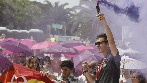 La gente disfruta durante la Fiesta de la Primavera de Podemos celebrada en Valencia este domingo.