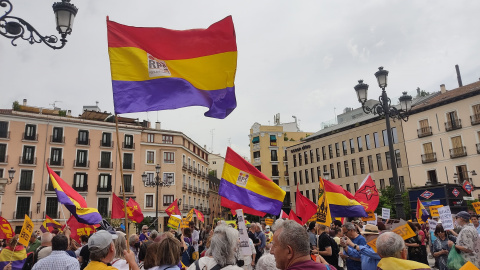 Plaza en la que se encuentra el Teatro Real de Madrid, durante la manifestación en repulsa de la monarquía el 22 de mayo de 2022