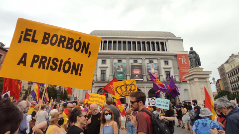 Cartel que dice "El Borbón, a prisión" en la manifestación republicana en Madrid a 22 de mayo de 2022