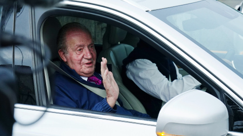 El Rey Emérito Juan Carlos I saluda desde un vehículo a su salida de la casa de Sanxenxo camino de Madrid, a 23 de mayo de 2022, en Sanxenxo, Pontevedra, Galicia (España).