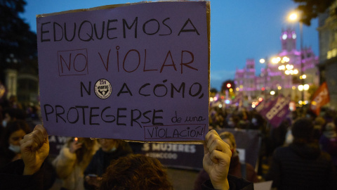 Una persona sostiene una pancarta en una manifestación contra la violencia machista el pasado 25 de noviembre en Madrid.