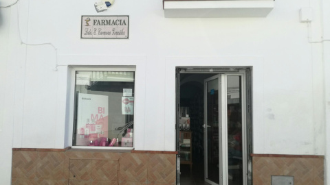 La farmacia de Estrella María Carmona González en Valverde de Burguillos. SANDRA BOYERO