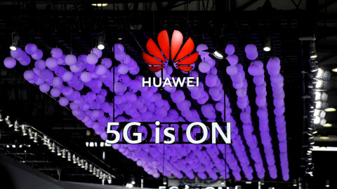 El logo de Huawei y un letrero 5G en el Mobile World Congress (MWC) de Shanghai (China). REUTERS / Aly Song