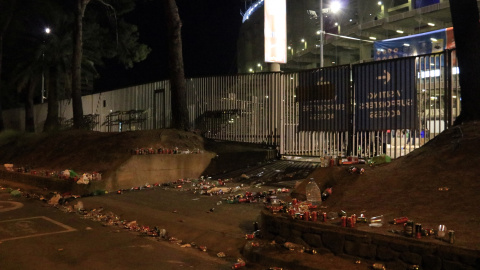 Llaunes i altres escombraries per terra en un dels accessos del Camp Nou durant el partit del Barça amb l'Eintracht Frankfurt.