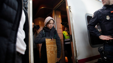 Greta Thunberg baja del tren a su llegada a Madrid desde Lisboa./ REUTERS