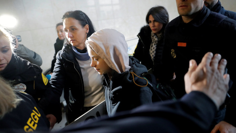 Greta Thunberg, escoltada por la Policía a su llegada a Madrid para asistir a la Marcha del Clima./ REUTERS