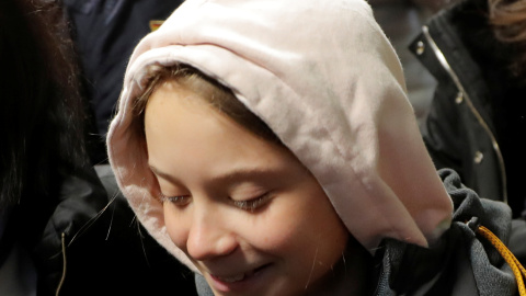 Greta Thunberg sonría mientras baja del tren que le ha traído desde Lisboa a Madrid, donde acudirá a Marcha por el Clima./ REUTERS