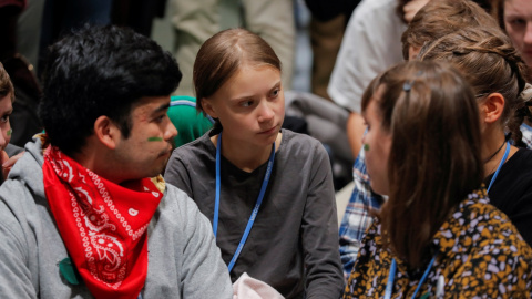 Greta Thunberg participa en una sentada en la Cumbre del Clima junto a activistas de Fridays For Future./ REUTERS