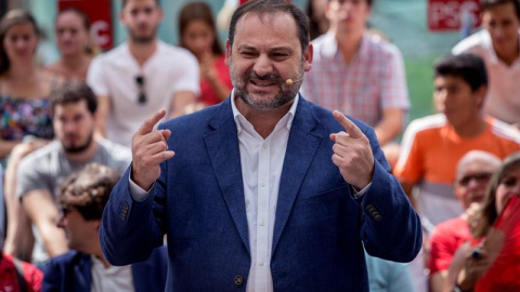 El ministro de Fomento, José Luís Ábalos, interviene en el acto político de los socialistas catalanes con militantes celebrado en L'Hospitalet. EFE/ Enric Fontcuberta