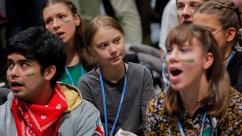 Greta Thunberg participa en una sentada en la Cumbre del Clima junto a activistas de Fridays For Future./ REUTERS