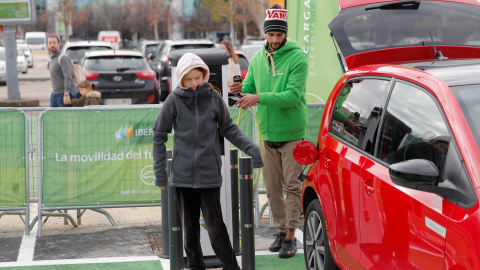 Greta Thunberg llega a la Cumbre del Clima en un coche eléctrico./ REUTERS