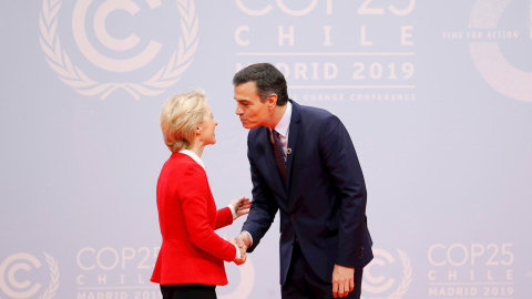 El presidente del Gobierno en funciones, Pedro Sánchez (d), saluda a la presidenta de la Comisión Europea, Ursula von der Leyen. - EFE