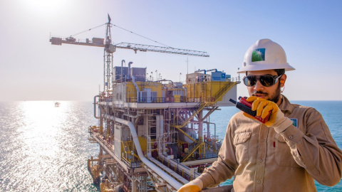 Un trabajador de Saudi Aramco en las instalaciones de la petrolera en Tanajib (Arabia Saudita). EFE/EPA