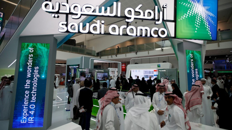 El stand de Aramco en la Exposición y Conferencia Internacional de Petróleo de Abu Dhabi (Emiratos Árabes). EFE / EPA / ALI HAIDE