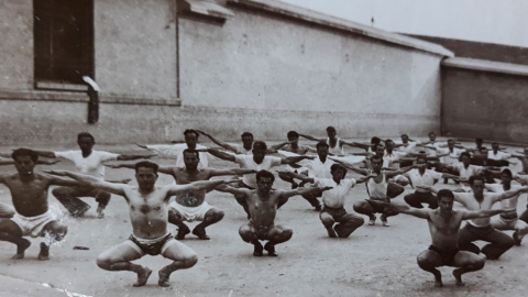 Presos haciendo ejercicios en el patio de la cárcel de La Ranilla