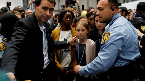 06/12/2019.- La joven activista climática de 16 años Greta Thunberg (c) a su llegada junto con otros jóvenes de Fridays for Future a la quinta jornada de 25 Conferencia de las Partes del Convenio Marco de Naciones Unidas sobre Cambio Climático (COP) b