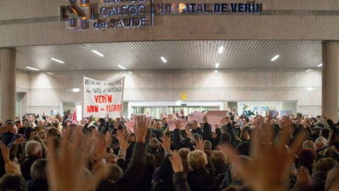 Profesionales del hospital comarcal de Verín en una protesta contra las "falacias" del presidente de la Xunta, Alberto Núñez Feijóo, y su conselleiro de Sanidad, Jesús Vázquez Almuiña.-  EFE