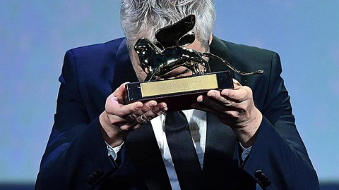 El director mexicano Alfonso Cuarón al recibir el León de Oro.- EFE