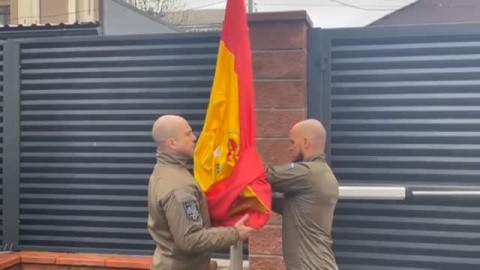 La embajada de España en Kiev reabre sus puertas y vuelve a izar la bandera