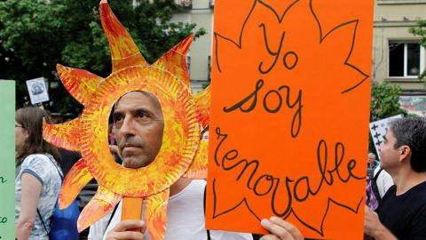 Un millar de manifestantes exigen un mundo libro de combustibles fósiles, esta tarde en la Plaza del Museo Reina Sofía, en Madrid.- EFE