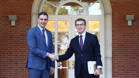 El presidente del Gobierno, Pedro Sánchez, junto al nuevo líder del PP, Alberto Nuñez Feijóo, durante su reunión en Moncloa el pasado jueves.