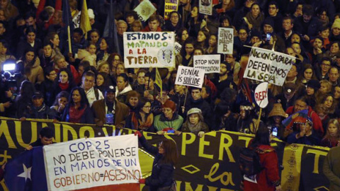 Miles de personas participan en la Marcha por el Clima en Madrid, que Greta Thunberg ha abandonado por motivos de seguridad. / EFE