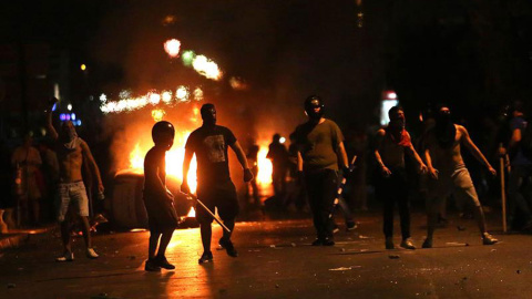 Manifestantes se enfrentan con la policía antidisturbios durante la manifestación.- EFE