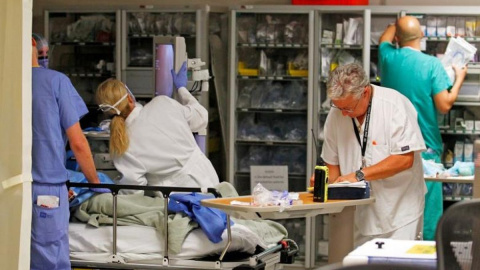 Médicos y enfermeras tratan a un paciente en el Ryder Trauma Center, del Jackson Memorial Hospital, en Miami (Florida, EEUU). REUTERS / Joe Skipper