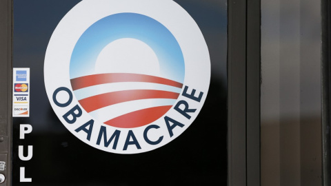 El  logo de Obamacare en la puerta de la agencia de seguros UniVista en Miami, Florida.AFP/Rhona Wise