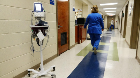 Una enfermera camina por los pasillos de un centro de salud en Lepanto (Arkansas, EEUU). REUTERS / Karen Pulfer Focht