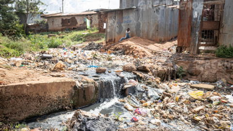 Greenpeace visita Nairobi, donde montañas de ropa usada contaminan el aire y el mar.