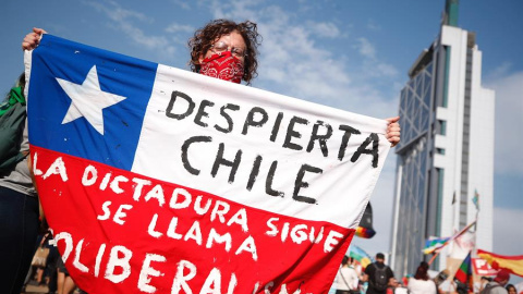 06/12/2019.- Miles de manifestantes protestan este viernes en la céntrica Plaza Italia, rebautizada popularmente como "Plaza de la Dignidad", tras más de 50 días de movilizaciones en contra del Gobierno, en Santiago (Chile). EFE/Alberto Valdés