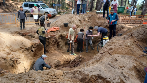 una de las fosas de Cuevas del Valle