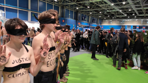 Los manifestantes de Extinción Rebelion se desnuda para reivindicar la conciencia sobre la emergencia climática.