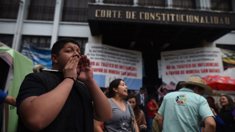 El procurador de los Derechos Humanos de Guatemala, Jordán Rodas, encabeza un plantón frente a la Corte de Constitucionalidad (CC).- EFE/Edwin Bercián