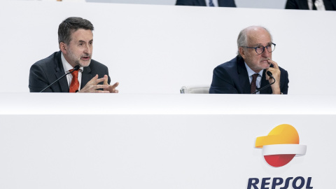 El consejero delegado de Repsol, Josu Jon Imaz, interviene junto al presidente de la petrolera, Antonio Brufau (d), durante la junta de accionistas, en el Palacio Municipal de Congresos de Campo de las Naciones, en Madrid.