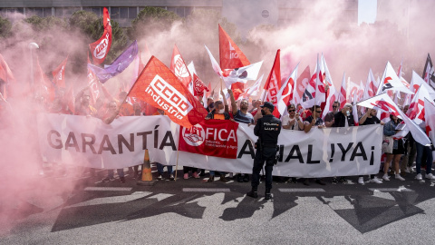 Trabajadores de Repsol se concentran delante del recinto donde celebra su junta de accionistas, convocados por el sindicato FICA UGT, para protestar por la negativa de la empresa a revalorizar los salarios y garantizar un empleo de calidad.