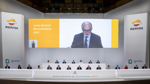 Vista de la junta de accionistas de Repsol, durante la inervención del presidente de la petrolera, Antonio Brufau, en el Palacio Municipal de Congresos de Campo de las Naciones, en Madrid.