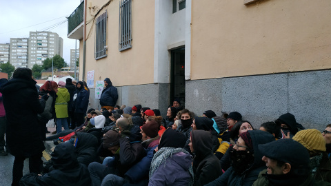 Concentración de la PAH en las viviendas de Sociedad San Vicente de Paúl opara evitar el desahucio de uno de sus vecinos.