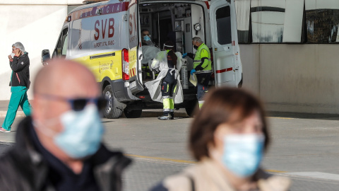 (18/1/2021) Una ambulancia en el acceso de urgencias del Hospital de La Fe, donde han sido trasladados algunos afectados. (Archivo).