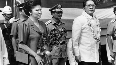 Fotografía de noviembre de 1995 de Imelda Marcos, y de su marido, el entones presidente de Filipinas, Ferdinand Marcos, en un acto en Manila.  AFP/Romeo Gacad