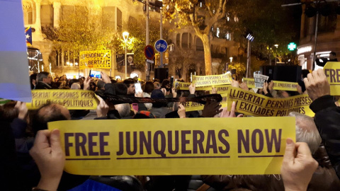 Concentració davant la seu de la Comissió Europea a Barcelona per reclamar l'alliberament de Junqueras després de la sentència del TJUE. @adic_tsf